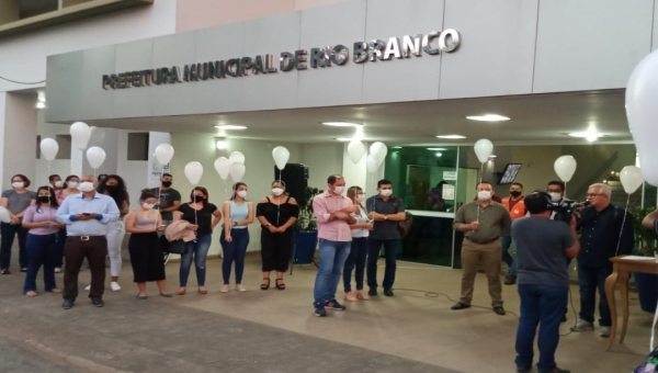 Com soltura de balões, servidores, secretários e prefeita em exercício homenageiam Beth Bocalom